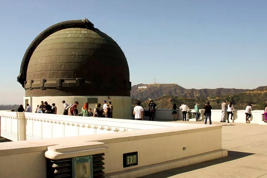 Гриффитская обсерватория на крыше здания вблизи Лос-Анжелоса, США